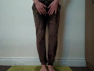 Парень писает себе в комнату