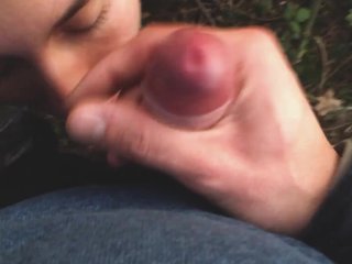 Русская девушка сделала минет в немецком парке (уличный секс)