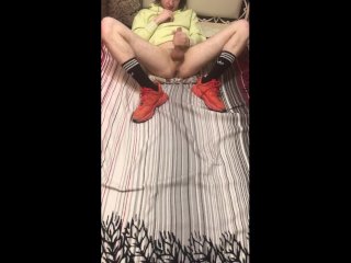 Дрочит в носках