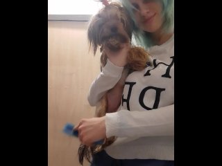 Я расчёсываю себя и расчёсываю свою собаку)