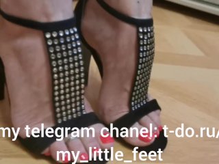 На колени, раб. Облизывай ноги своей госпожи!