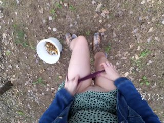 Невинная малышка публично играет с кискою в лесу, мастурбирует на улице