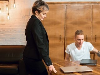 TUTOR4K. Репетиторша делает парня слабым в коленях, так что он не может перестать трахать милфу