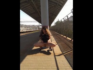 Красивая молодая экспозиционистка в прозрачном платье показывает свою киску на вокзале