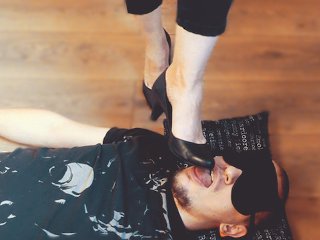 Раб лижет и чистит туфли госпожи, лежа у её ног, русский фемдом, поклонение ногам