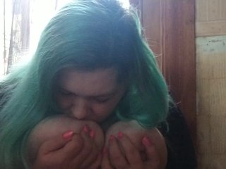 Горячая пышная белая девушка плюёт на большие сиськи