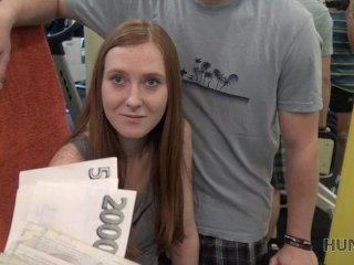 HUNT4K. Мускулистый бойфренд смотрит как красивая тинка изменяет