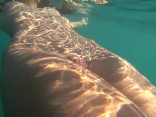 Обнажённая модель плывет на общественном пляже в России