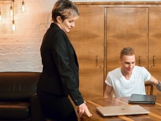 TUTOR4K. Прозорник скрывает очки учительницы и красиво трахает зрелую женщину