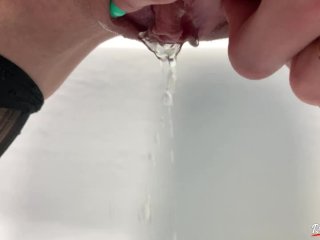 Я писаю в гостевой ванной. Я написала в чужой ванной.