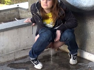 Непослушная брюнетка делает огромную лужу