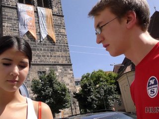 HUNT4K Мужчина готов платить за отпуск нежной брюнетки шлюхи