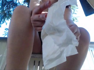 Грязный полный подгузник мочи в летнем общественном парке