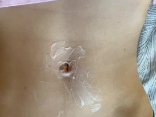 Белая сперма на моём пупке