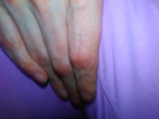 Нет папочка! Я не мастурбирую! Я не трогаю свою киску! Я просто сидю на руках!