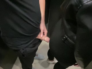 Я насадил на член игривую незнакомку с огромным задом в черных лосинах в подъезде и кончил ей в рот