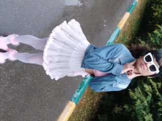 Sissy Ponyboy В сексуальном розовом платье гуляет в публике и тренируется вести себя как девушка