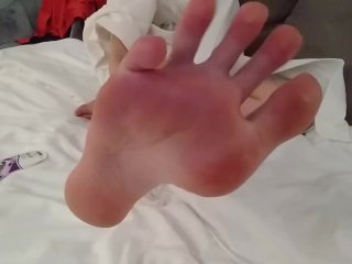 Идеальные ноги натираются и массируются миниатюрной девушкой с длинными пальцами и мягкими подошвами