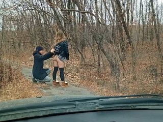 Я попросила незнакомца в парке поправить мне юбку😆