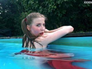 Супер горячая в красном нижнем белье красотка Marfa под водой и у бассейна