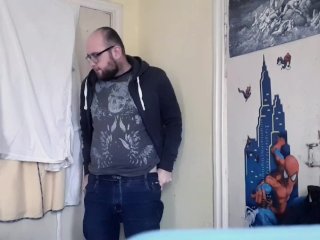 В гостях у друга. Не заметил в его комнате.