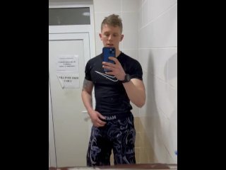 Показал попку в туалете