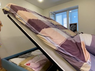 Вагинальный подарок судьбы МАЧЕХА застряла под кроватью.