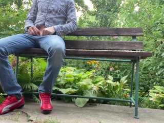 Горячая милфа ручная работа в латексных перчатках, член на улице и перчатка для рогоносца-мужа