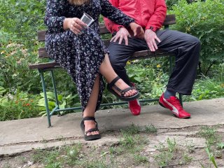 Рогоносец муж видит как его пышная жена кончит на улице