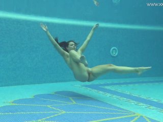 Горячая попка евро милфа Sazan под водой эротика