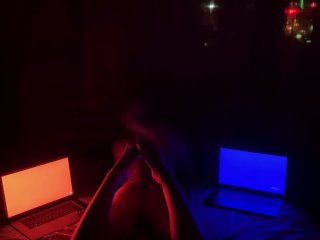 Молодая красавица мастурбирует