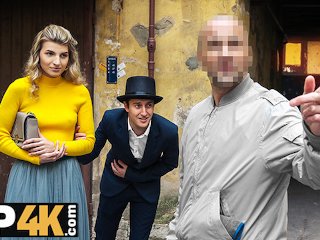 HUNT4K. Тугая попка девушки принадлежит не только БФ но и чужаку