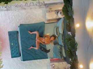 Моника Фокс лежит голая на кровати