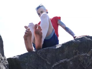 Общественные грязные голые ноги в парке (вьетнамки, публичные ноги, длинные пальцы, миниатюрные ноги, пальцы)