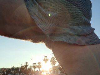 Публичный клин в крошечных шортах видна киска